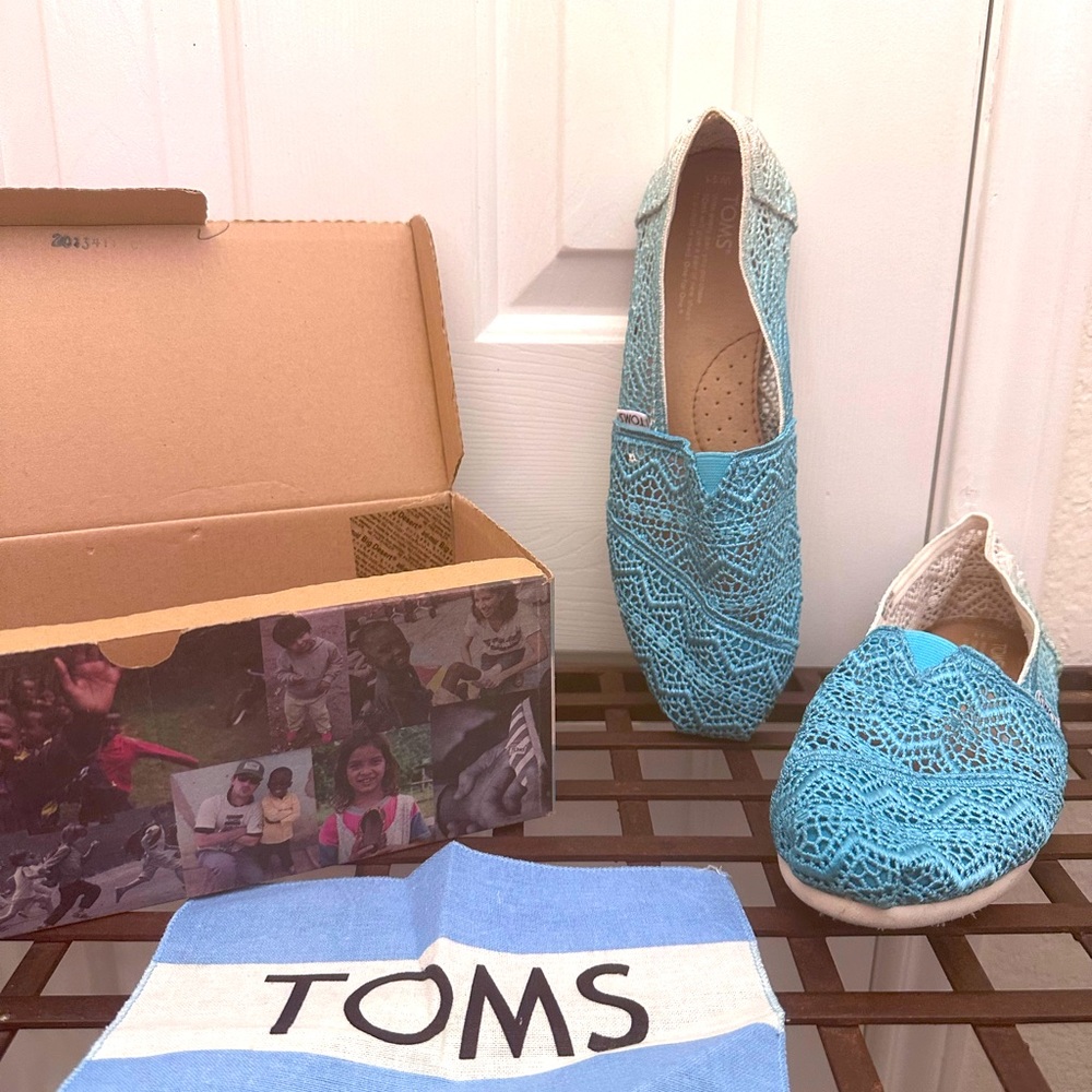 Lightly Used Baltic Dipped Dyed TOMS Woman’s Size 11 Casual Shoe.